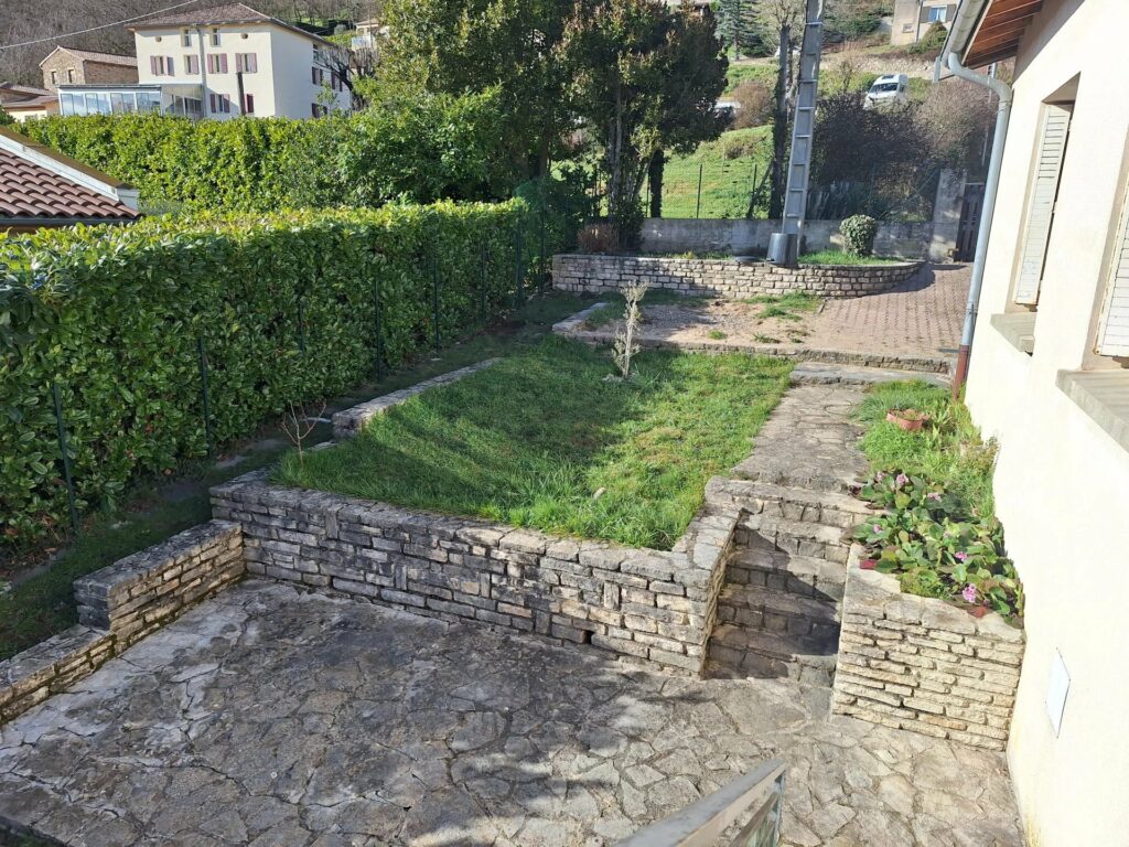 Grande maison individuelle avec terrain et garages