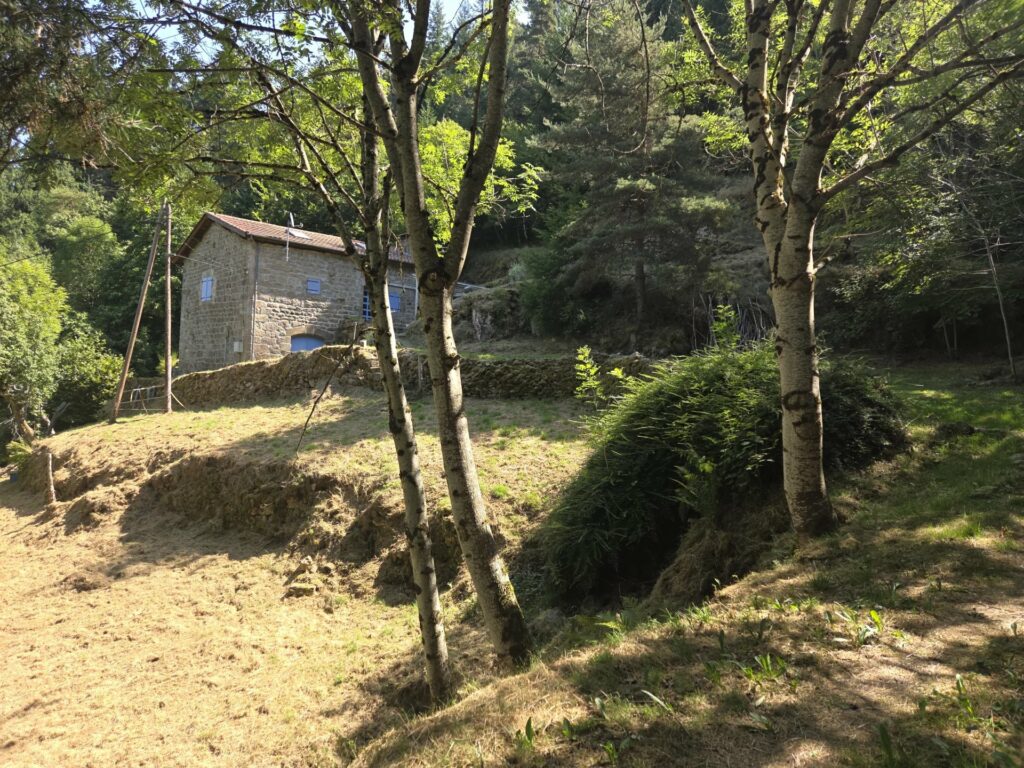 Maison de campagne en pierre  Vue dégagée et cadre paisible