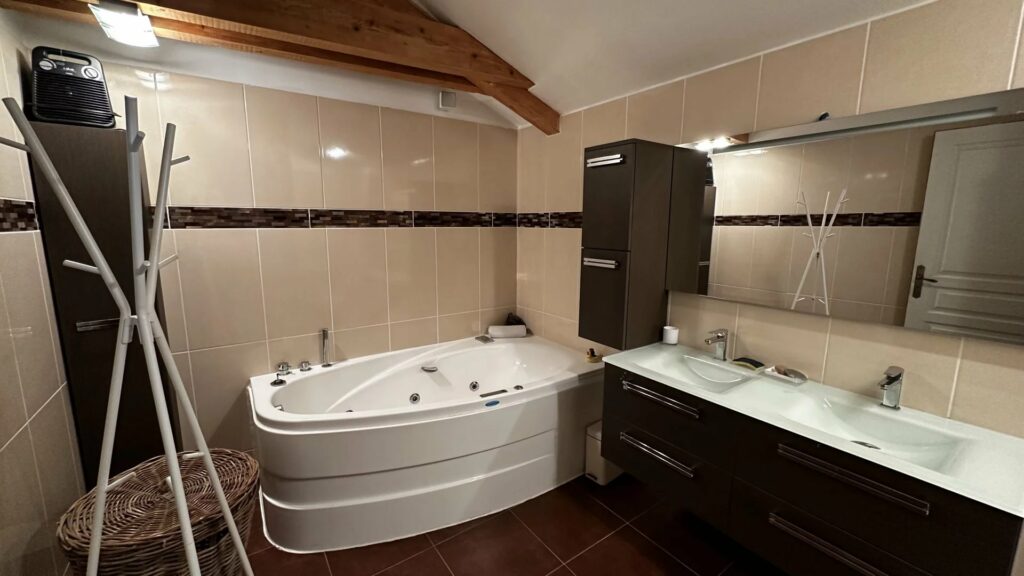 Propriété entièrement rénovée à DESAIGNES