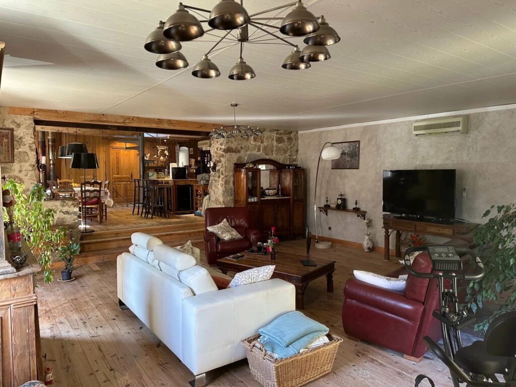 Grande Maison en pierre à SAINT PIERRE SUR DOUX