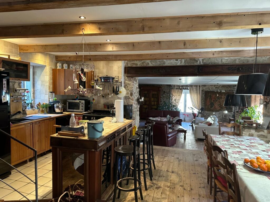 Grande Maison en pierre à SAINT PIERRE SUR DOUX