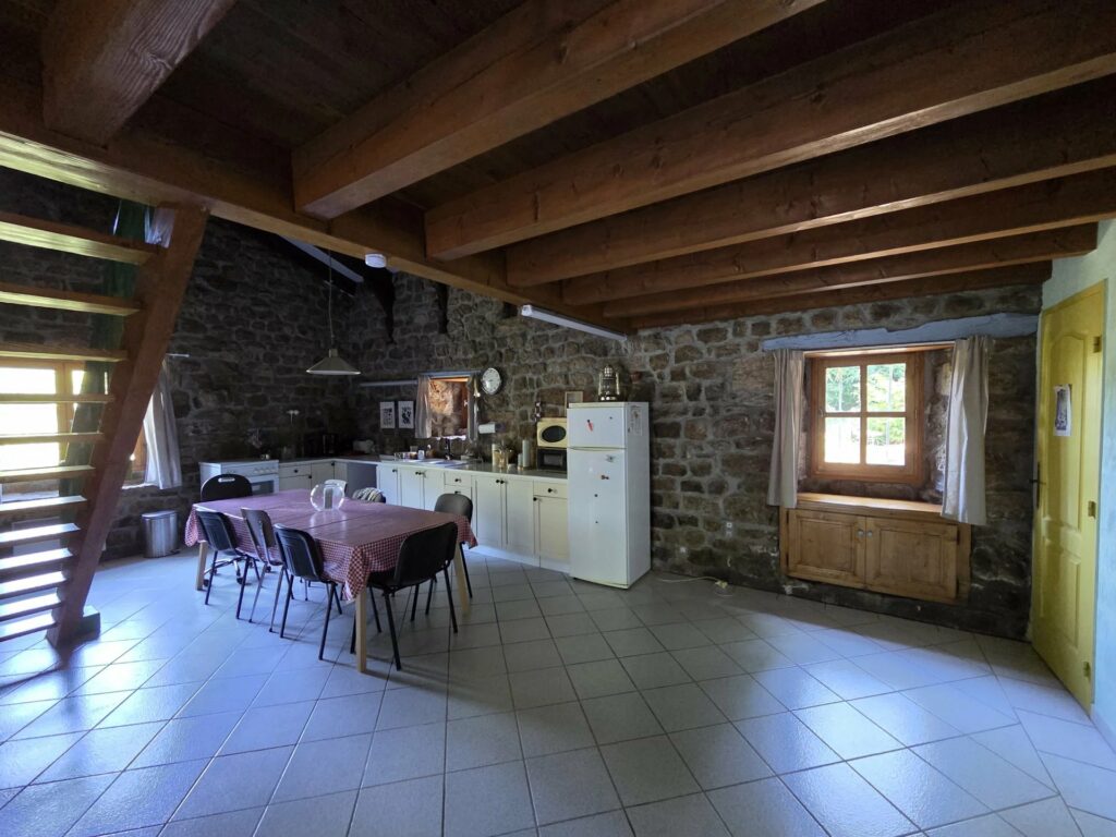 Maison de campagne en pierre  Vue dégagée et cadre paisible