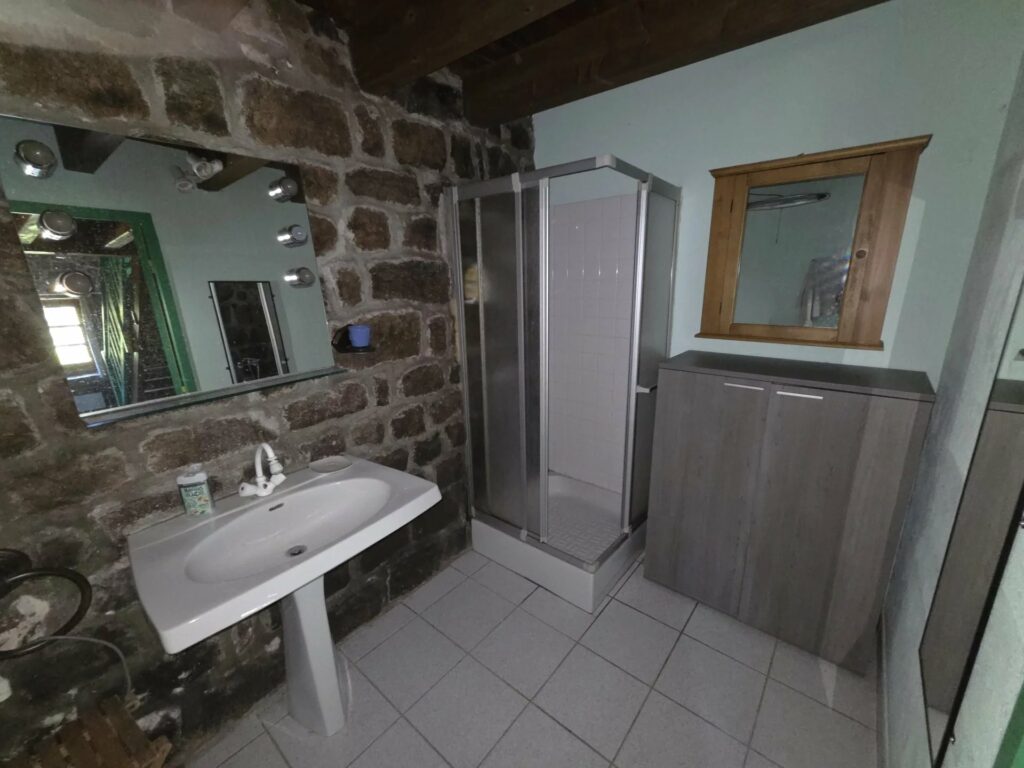 Maison de campagne en pierre  Vue dégagée et cadre paisible