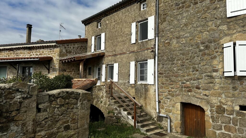 Maison en pierre à rénover avec ruine à réhabiliter