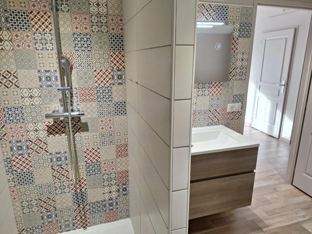 07 – Ardèche Verte – Lamastre – Maison de rue tout confort entièrement rénovée avec terrasse