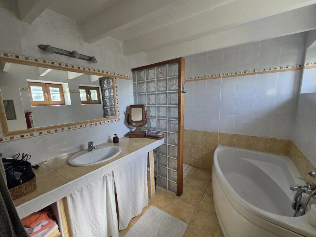 À proximité de Vernoux-en-Vivarais  Grande propriété en pierre avec vue panoramique