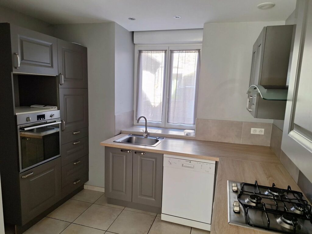 07 – Ardèche Verte – Lamastre – Maison de rue tout confort entièrement rénovée avec terrasse