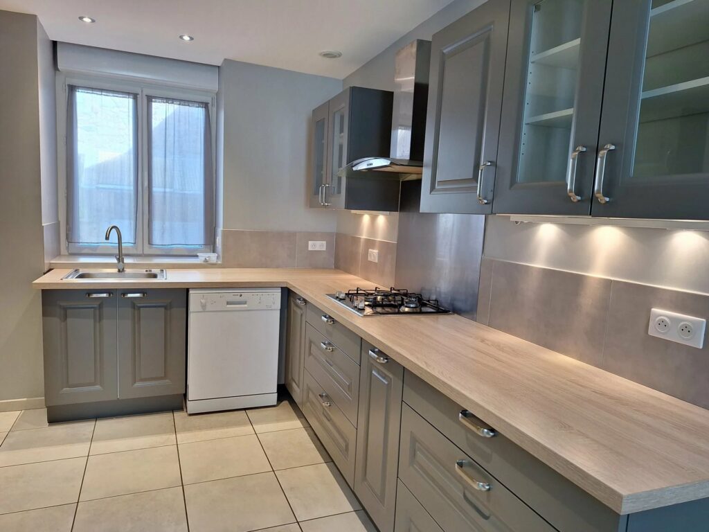 07 – Ardèche Verte – Lamastre – Maison de rue tout confort entièrement rénovée avec terrasse