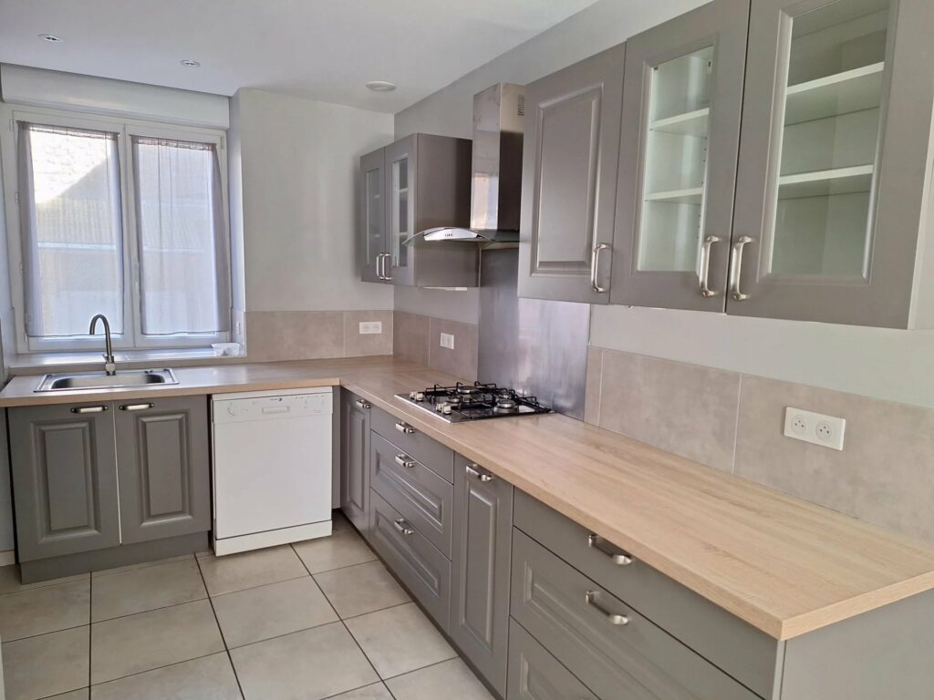 07 – Ardèche Verte – Lamastre – Maison de rue tout confort entièrement rénovée avec terrasse