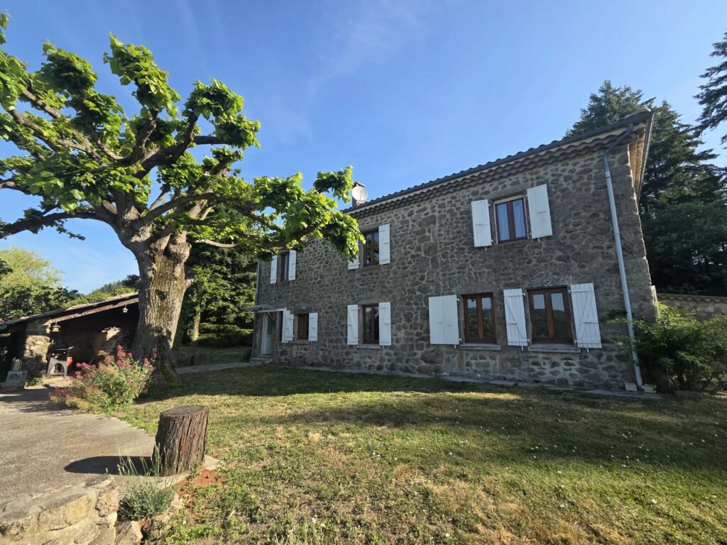 À proximité de Vernoux-en-Vivarais  Grande propriété en pierre avec vue panoramique