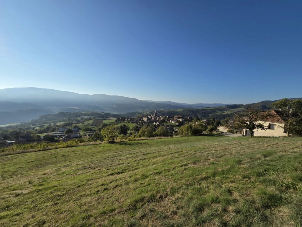 07 – Empurany – Terrain constructible avec terrains d&rsquo;agrément plein sud et vue dégagée