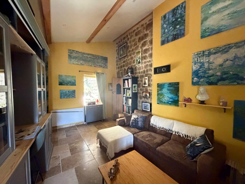 Maison avec dépendances en pierre