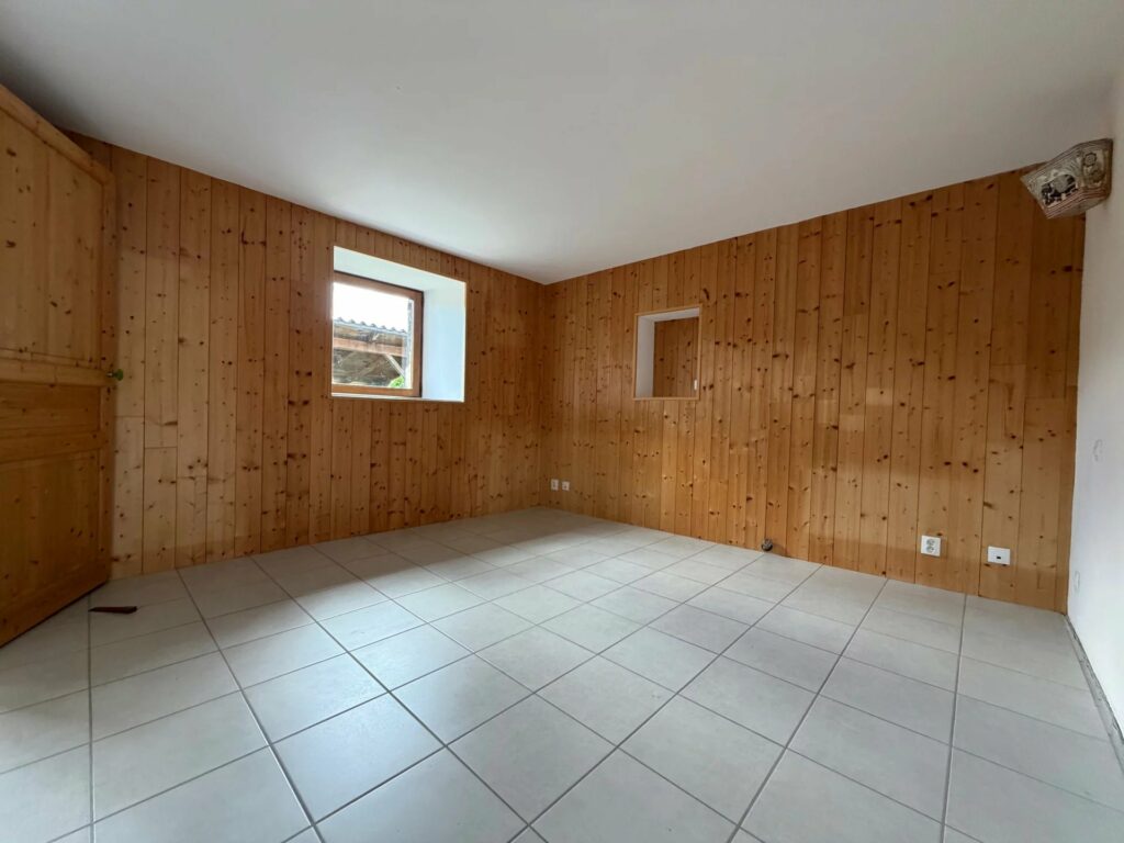 Propriété en pierre dans un site isolé