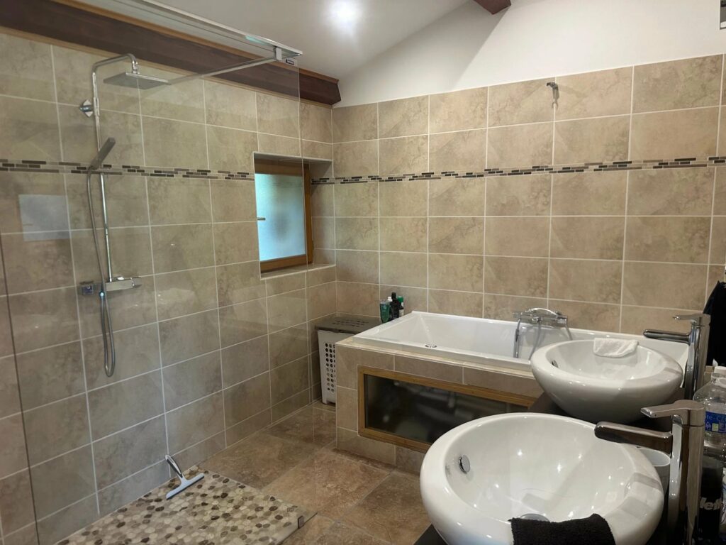 Propriété en pierre rénovée  243 m² habitables  Vue imprenable  Vallée de l&rsquo;Eyrieux