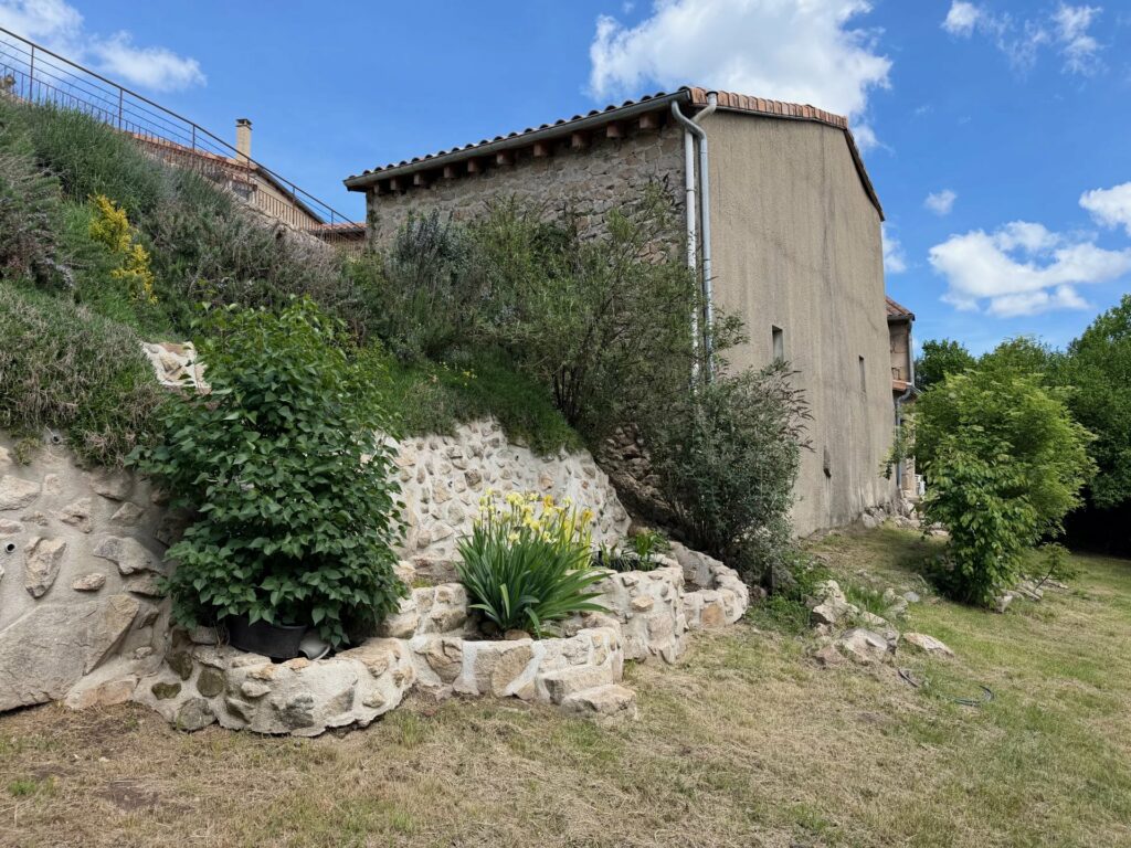 Maison avec dépendances en pierre