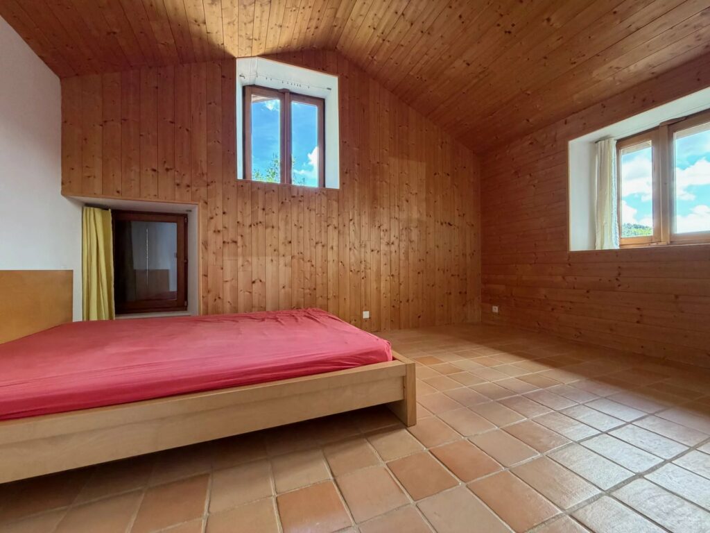 Propriété en pierre dans un site isolé