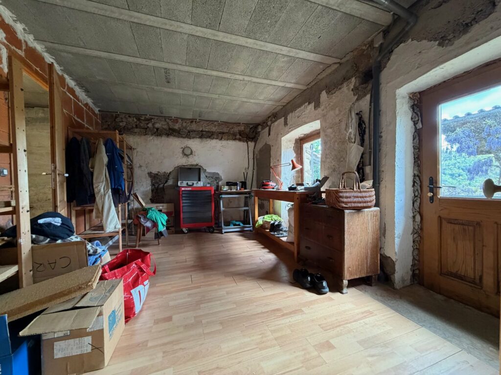 Propriété en pierre dans un site isolé