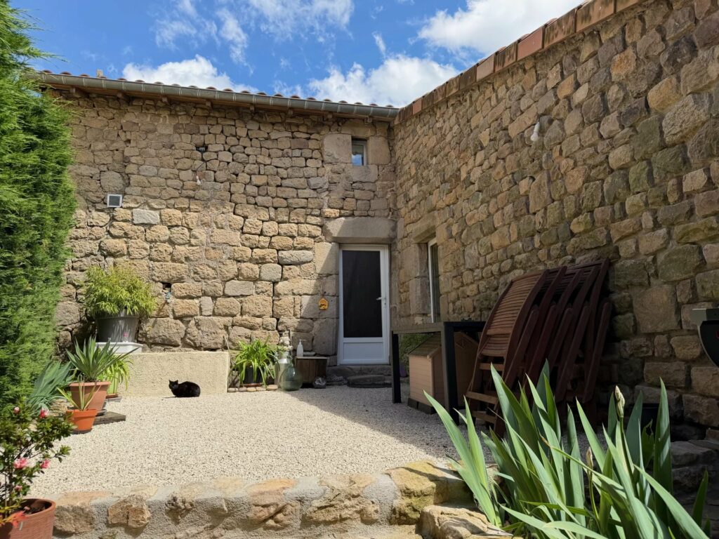 Maison avec dépendances en pierre