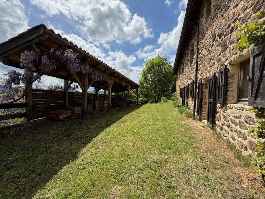 Propriété en pierre dans un site isolé