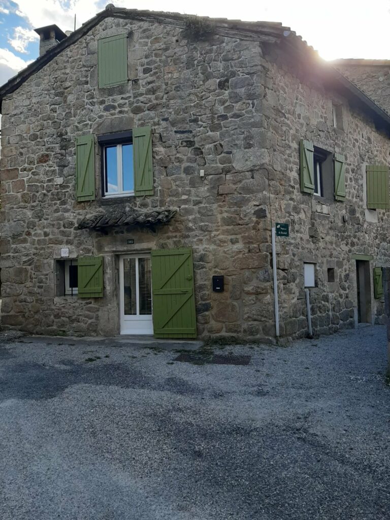 Maison de village en pierre T4 rénovée