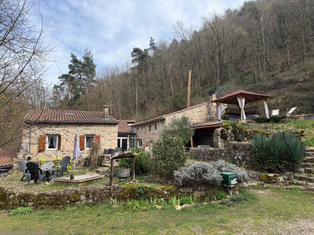 Ensemble immobilier en pierre de pays avec dépendances et terrains
