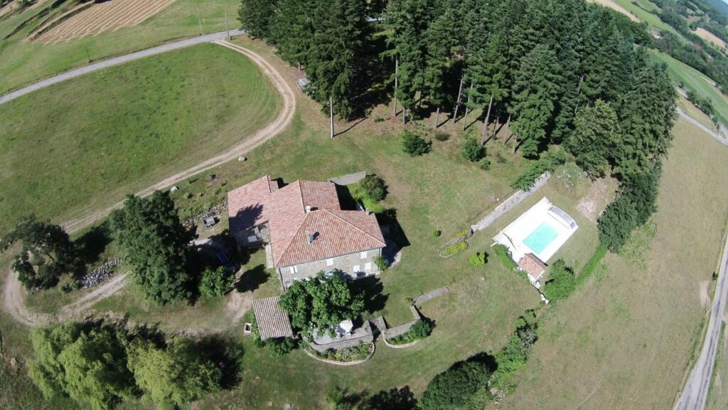 À proximité de Vernoux-en-Vivarais  Grande propriété en pierre avec vue panoramique