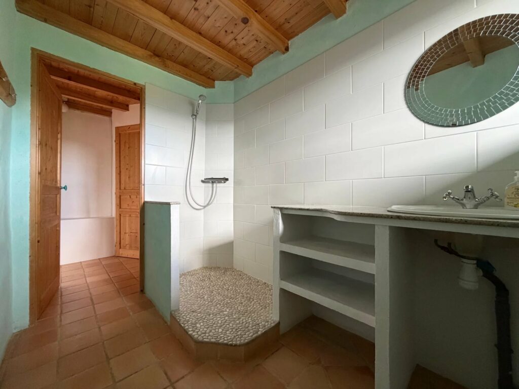 Propriété en pierre dans un site isolé
