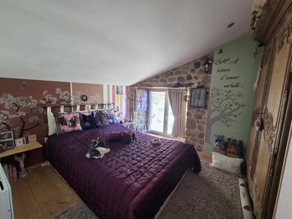 Maison avec dépendances en pierre