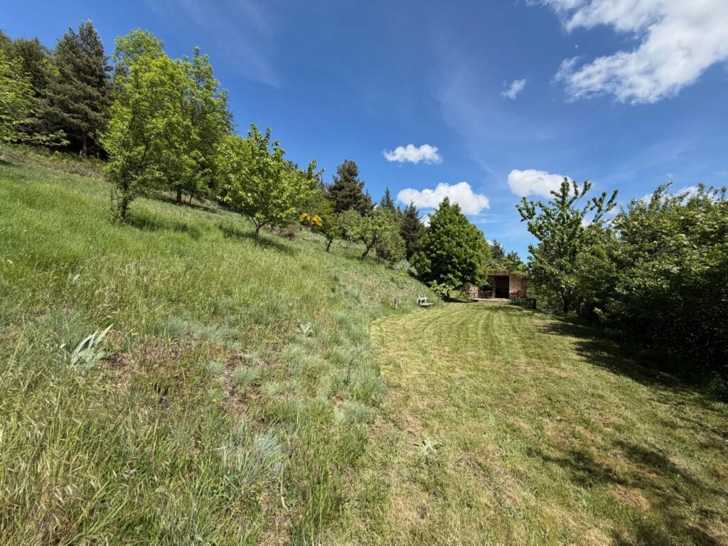 Propriété en pierre dans un site isolé