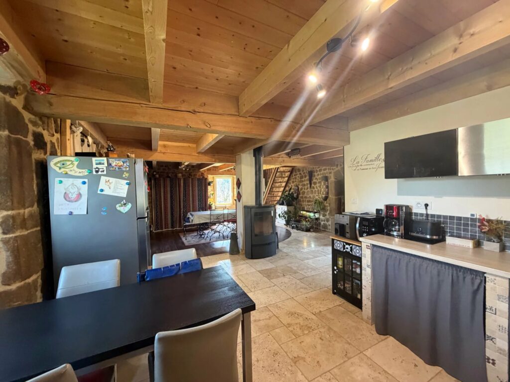 Maison avec dépendances en pierre