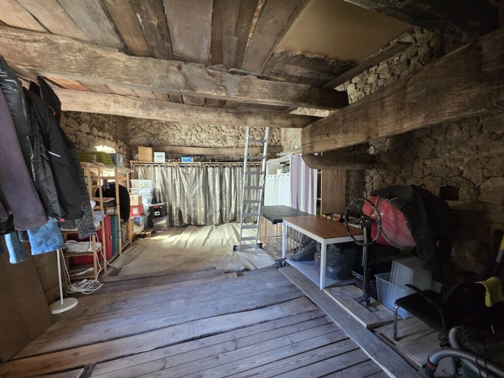 Maison avec dépendances en pierre