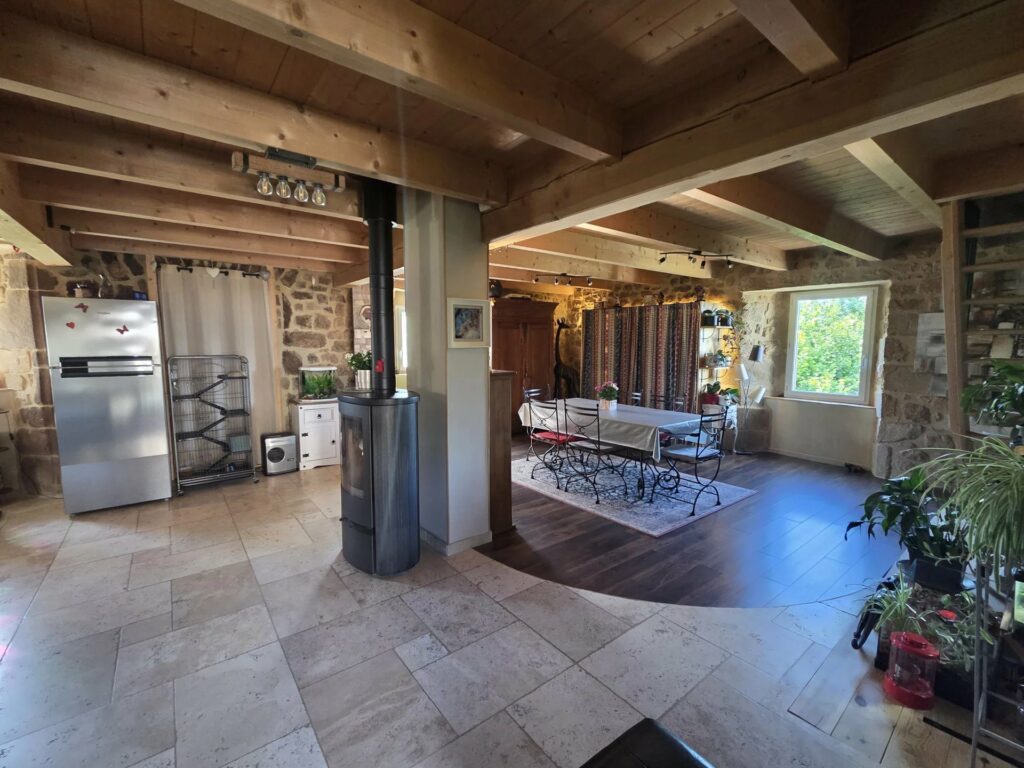 Maison avec dépendances en pierre