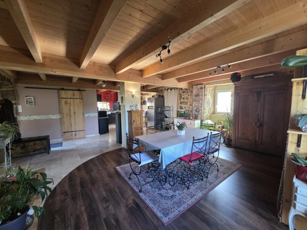Maison avec dépendances en pierre