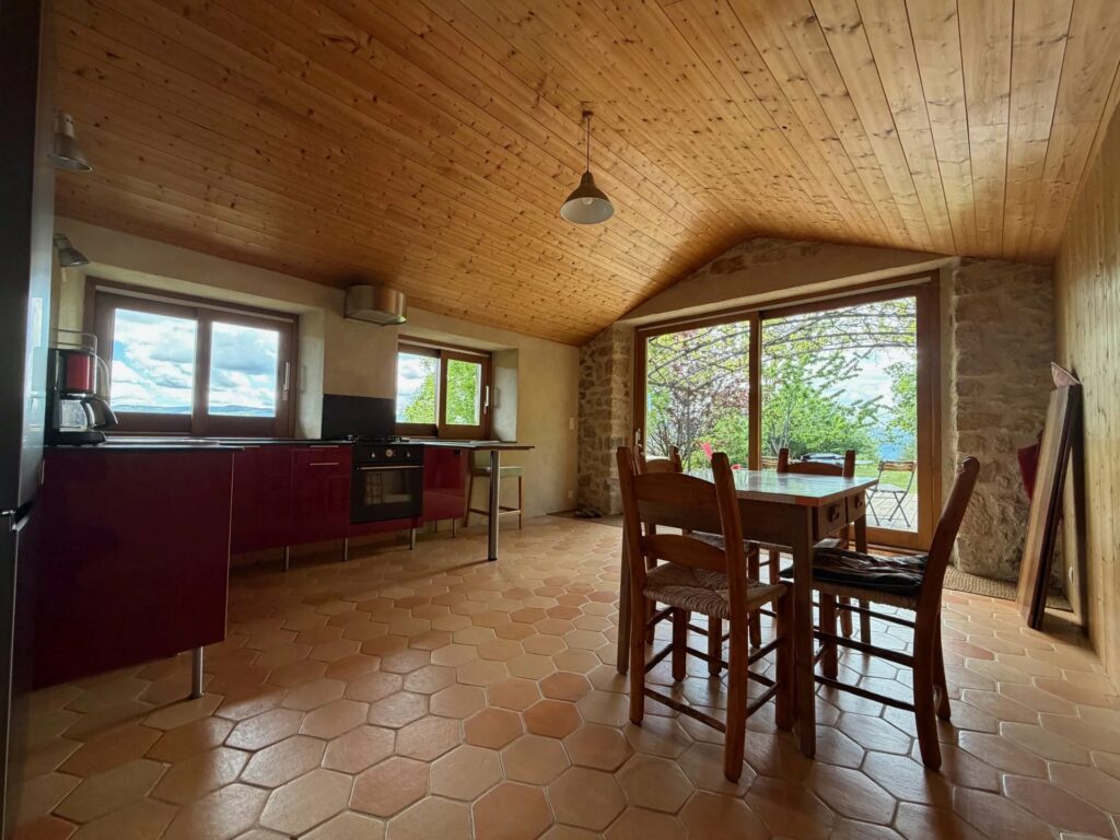 Propriété en pierre dans un site isolé