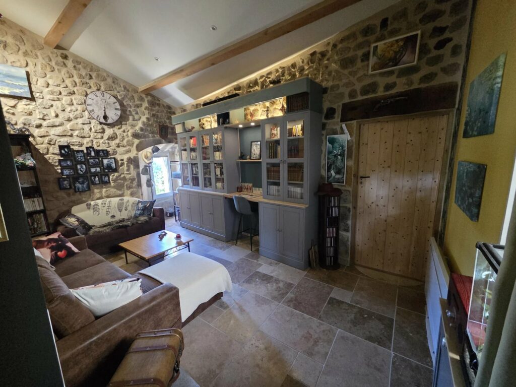 Maison avec dépendances en pierre