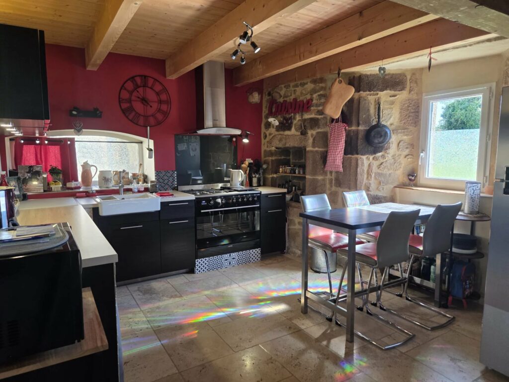Maison avec dépendances en pierre