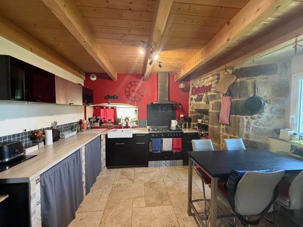 Maison avec dépendances en pierre