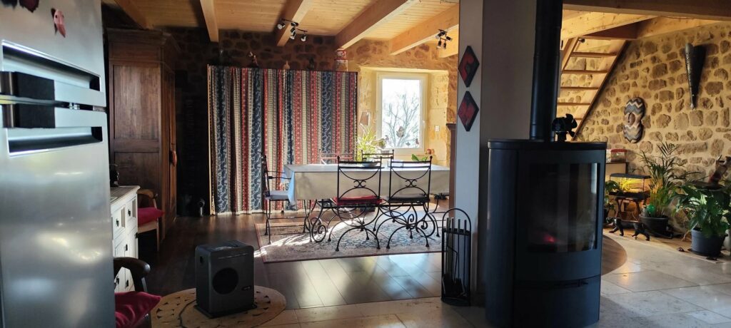 Maison avec dépendances en pierre