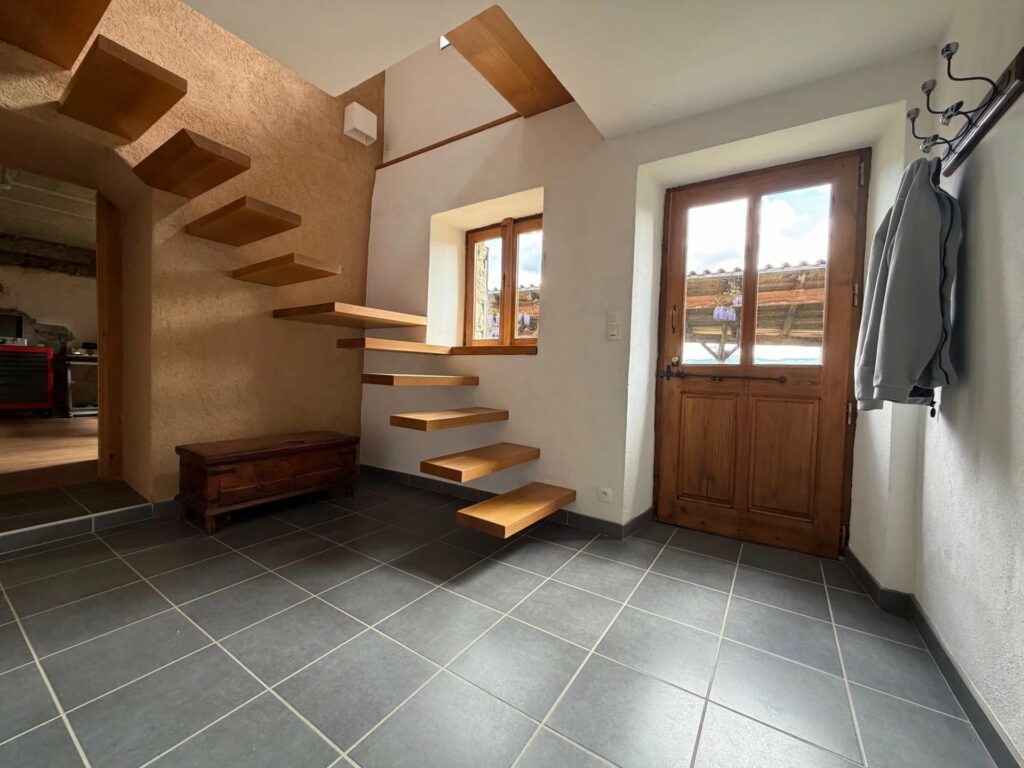 Propriété en pierre dans un site isolé