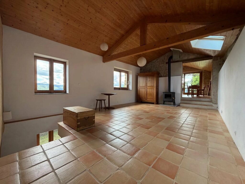 Propriété en pierre dans un site isolé