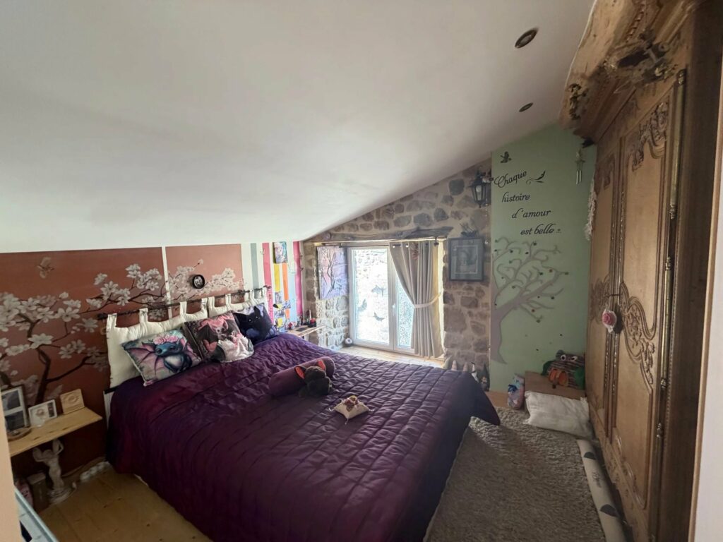 Maison avec dépendances en pierre