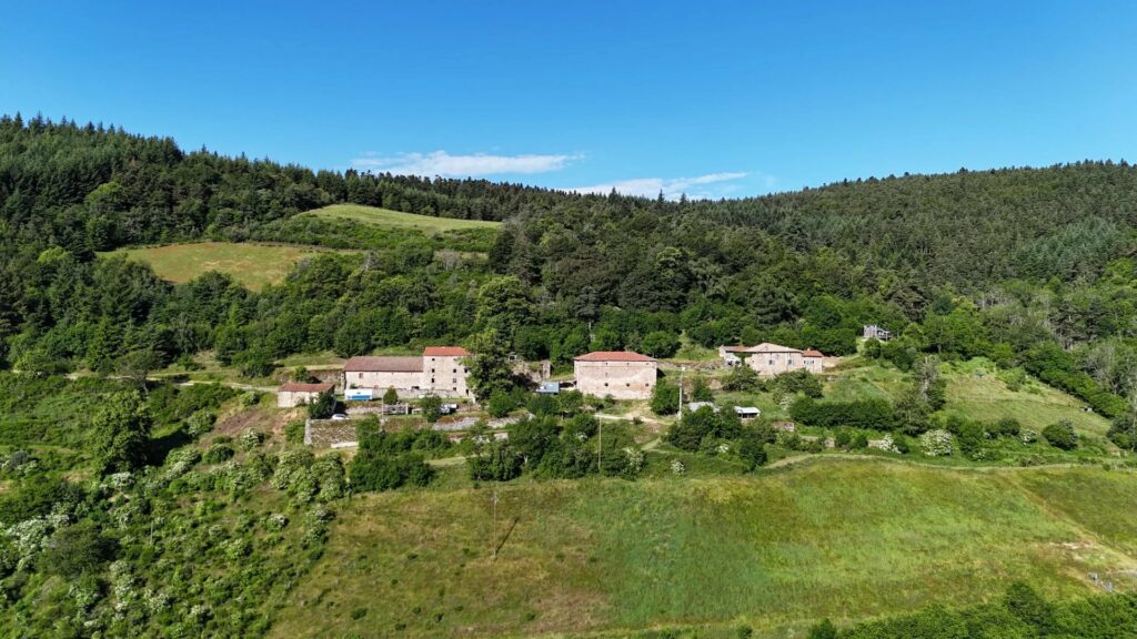 Charmant domaine dans un écrin de verdure à Saint-Symphorien-de-Mahun